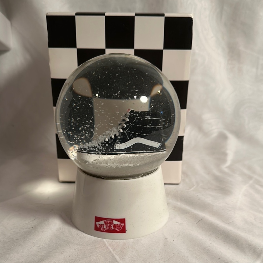 Vans "Off The Wall" Sk8-Hi snow globe, a commemorative item from 2019